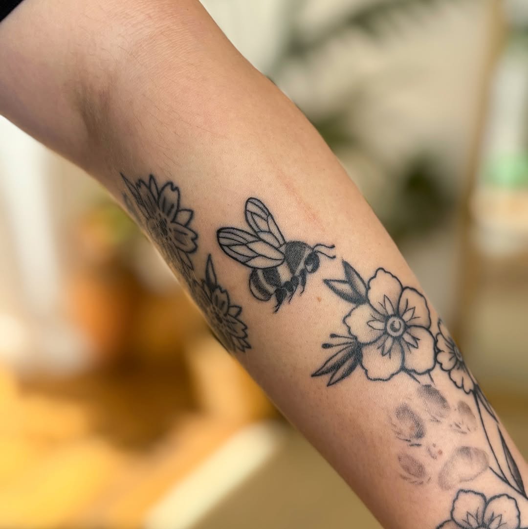 27 Bumble Bee Tattoo Ideas: From Fine-Line Minis to Fuzzy Realism