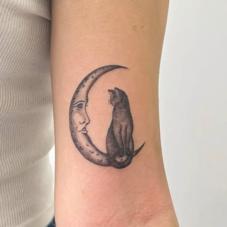 26 Crescent Moon Tattoo Designs : Fine Line, Stencil, Stars, Lotus, Waxing, Waning, American Traditional