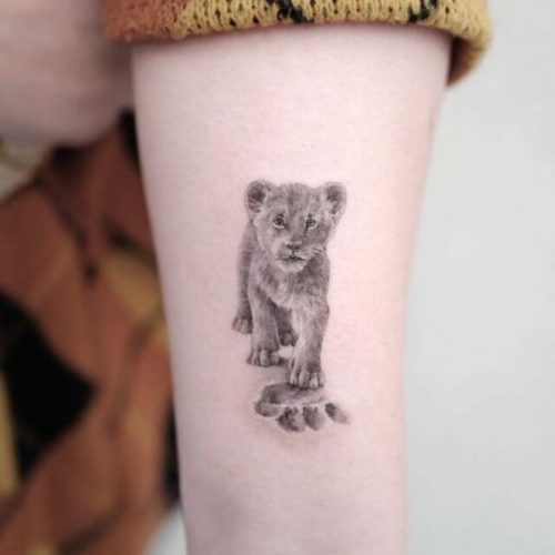 27 Minimalist Lion Tattoo: Subtle Elegance and Symbolism