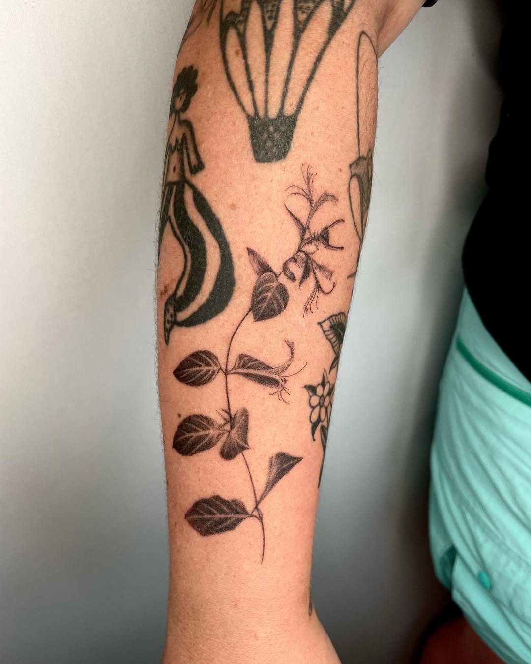 29 Honeysuckle Tattoo Ideas with Fine Line, Neo Traditional, Coral, and American Traditional Designs
