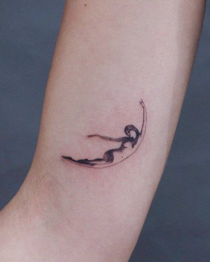 26 Crescent Moon Tattoo Designs : Fine Line, Stencil, Stars, Lotus, Waxing, Waning, American Traditional