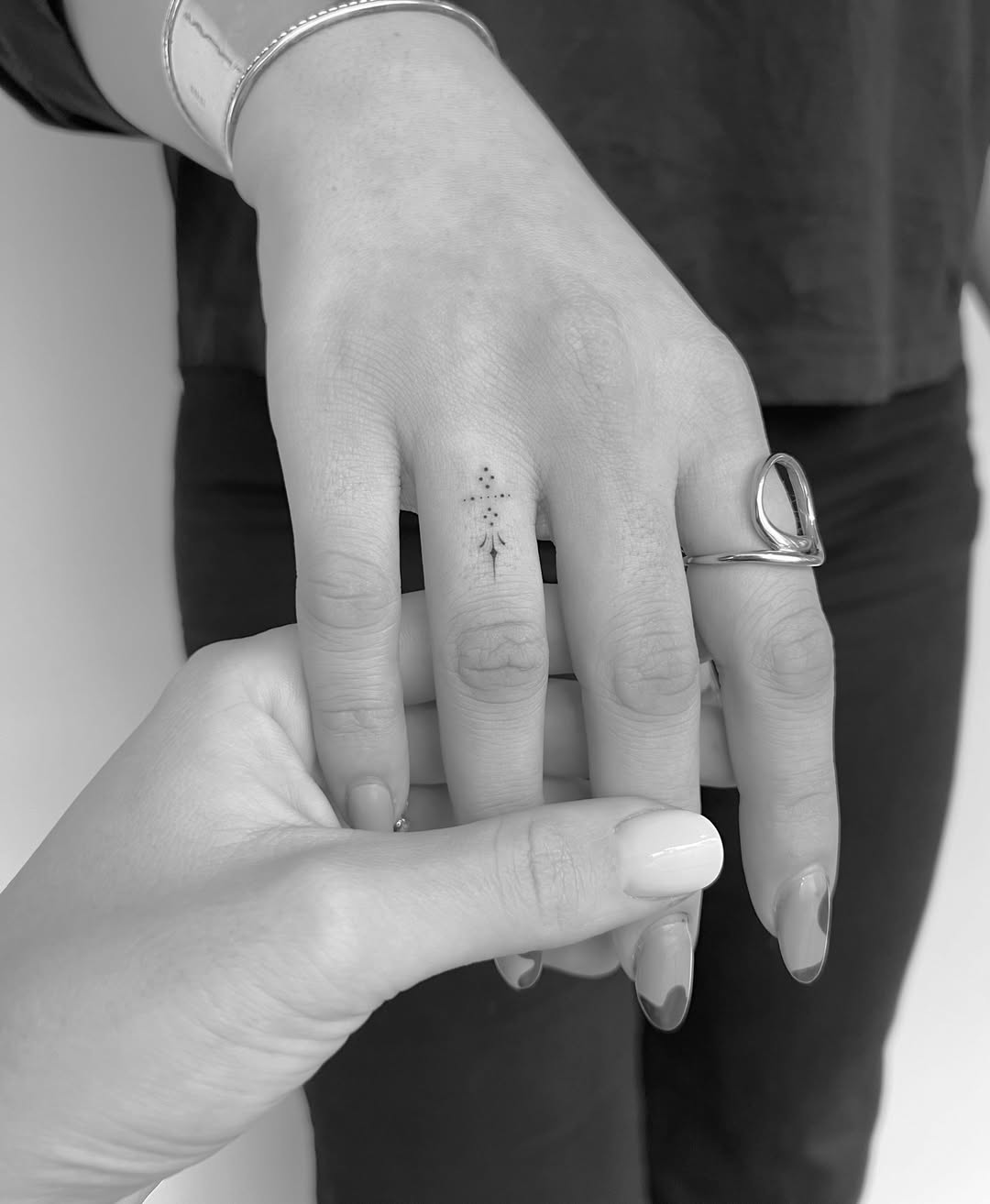 31 Ring Tattoo Ideas: Modern Bands, Meaningful Symbols & Subtle Couples Ink