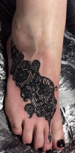 29 Striking Foot Tattoo Ideas for Women