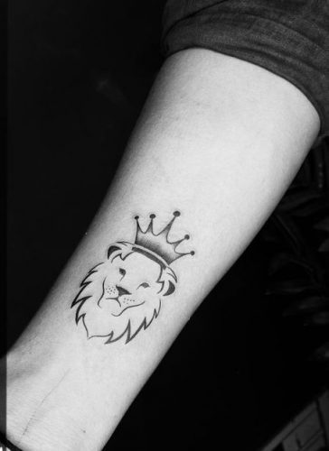 27 Minimalist Lion Tattoo: Subtle Elegance and Symbolism