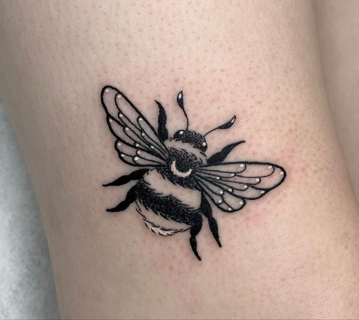 27 Bumble Bee Tattoo Ideas: From Fine-Line Minis to Fuzzy Realism