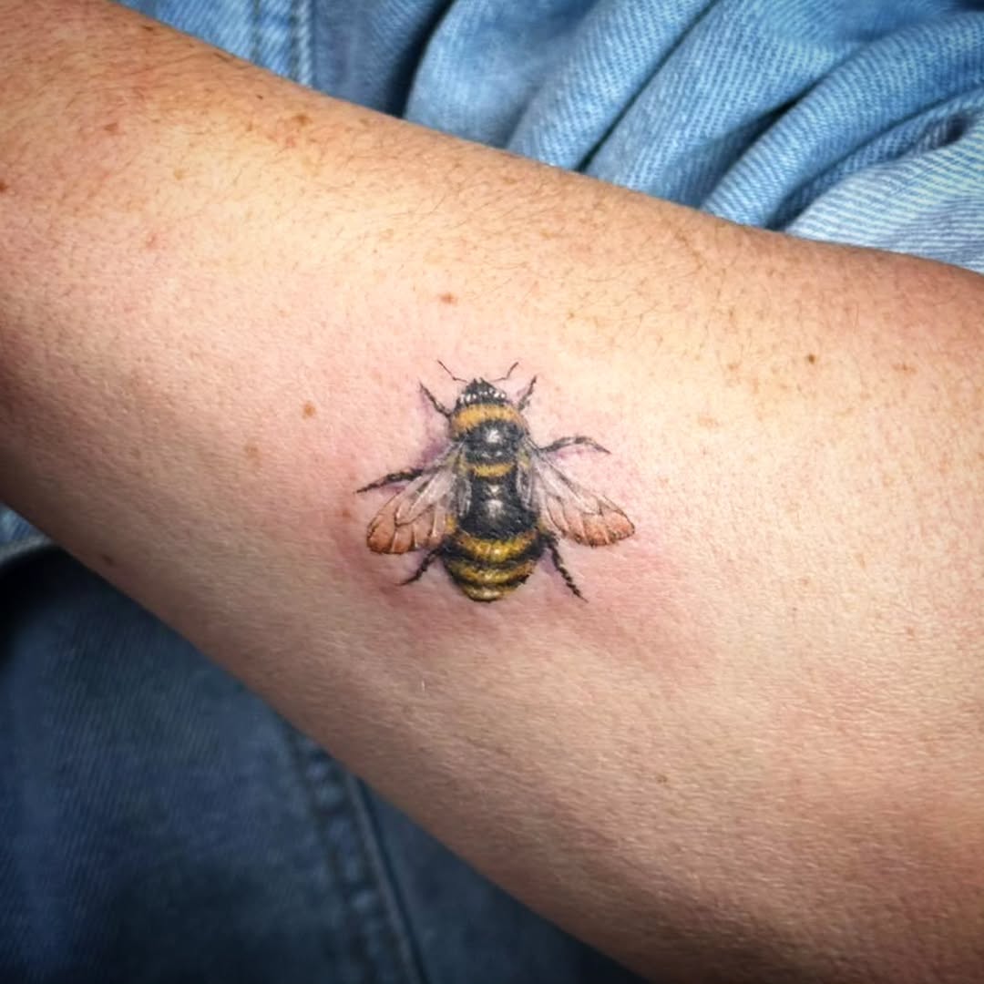 27 Bumble Bee Tattoo Ideas: From Fine-Line Minis to Fuzzy Realism