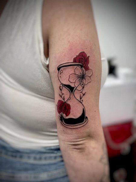29 Hourglass Tattoo Ideas with Meaningful Designs for Men and Women Minimalist, Feminine, Traditional