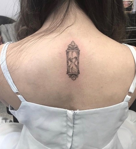 29 Hourglass Tattoo Ideas with Meaningful Designs for Men and Women Minimalist, Feminine, Traditional