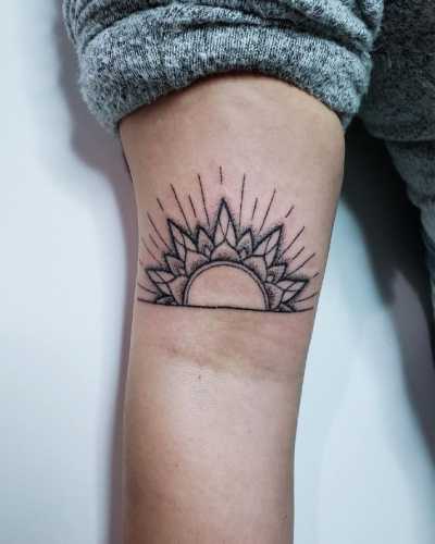 19 Beachy Tattoos Ideas: Capture the Sun and Sea in Beautiful Ink
