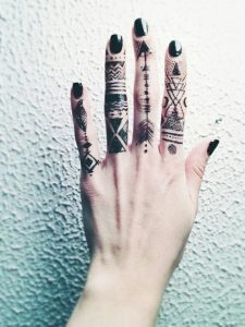 17 Trendy Finger Tattoo Ideas for Women
